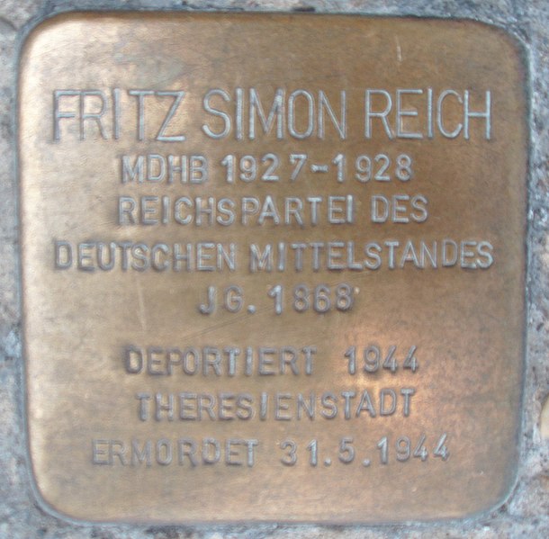 File:Stolperstein Rathausmarkt 1 (Fritz Simon Reich) in Hamburg-Altstadt.JPG