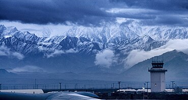 Die Bagram Air Base am Fuße des Hindukusch. Rechts im Bild der im Jahr 2008 fertiggestellte neue Tower (Dezember 2008).