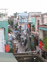 Một con đường ở Đà Nẵng, Việt Nam treo cờ để kỷ niệm Ngày Thống Nhất.