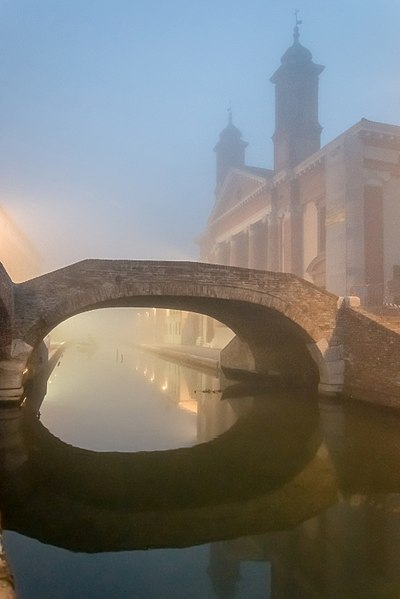 File:Suggestivo Ponte degli Sbirri nella nebbia.jpg