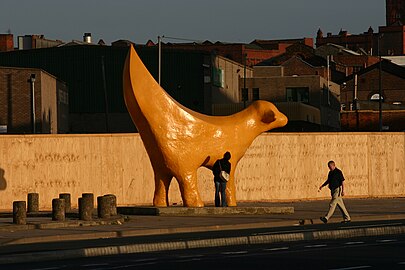 loka skulpaĵo de 1998, en 2008 kopiita 125-foje al la ĉirkaŭaj urboj