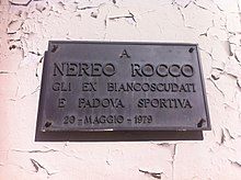 Targa commemorativa a Nereo Rocco negli edifici adiacenti al velodromo Giovanni Monti e allo stadio Silvio Appiani di Padova.