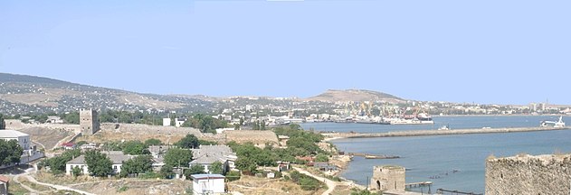 Panorama miasta i portu, po lewej – ruiny twierdzy genueńskiej