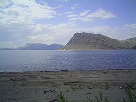 Mount Tepsei ved sammenløbet af Tuba (højre) ind i Krasnoyarsk-reservoiret (venstre)