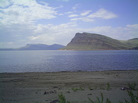 Berg Tepsei am Zusammenfluss der Tuba (rechts) in den Krasnojarsker Stausee (links)