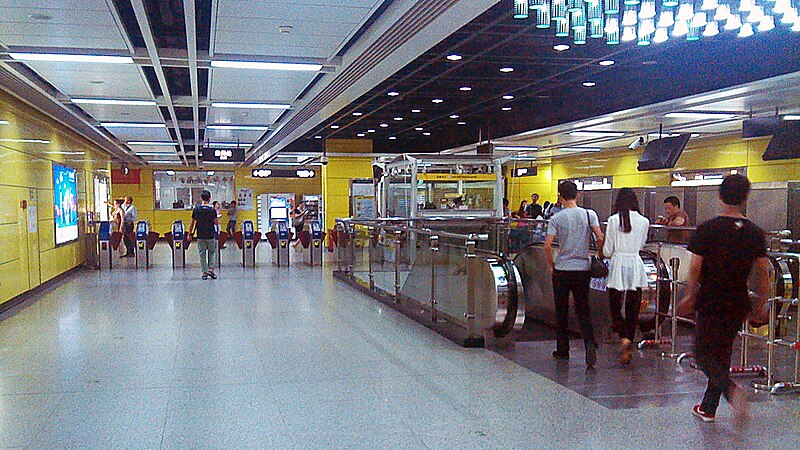 File:The concourse of Shiqiao Station.jpg