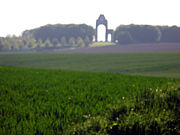 Thiepval mémorial (silhouette floue) 1