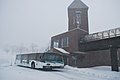 トマム駅リゾート側建物とリゾートへの送迎バス。（2010年3月）