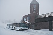 トマム駅リゾート側建物とリゾートへの送迎バス。（2010年3月）