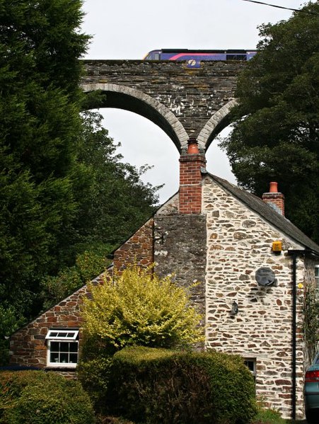 File:Train on the Viaduct - geograph.org.uk - 228792.jpg