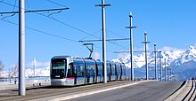 Le tramway de la ligne C sur le pont de Catane, en direction de Seyssinet-Pariset.