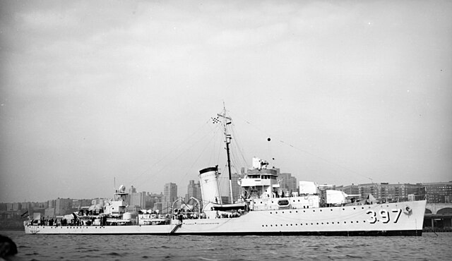 640px-USS_Benham_%28DD-397%29_anchored_off_New_York_City_%28USA%29%2C_in_1939_%28NH_81173%29.jpg