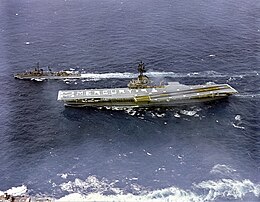 USS Kearsarge (CVS-33) sorts d'équipage sur 'Mercury 9' sur le pont d'envol le 15 mai 1963 (GPN-2000-001403) .jpg