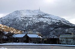 Zasněžený Ulriken od Lungegårdsvannet.