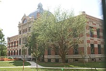 L'usine pharmaceutique du Docteur Pierre construite en 1900 (inscrite à l’inventaire supplémentaire des Monuments historiques en 1992).