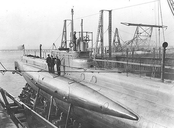 Preparing to re-launch the USS G-3 with sponsons from the Lake Torpedo Boat Company in Bridgeport, December 9, 1915