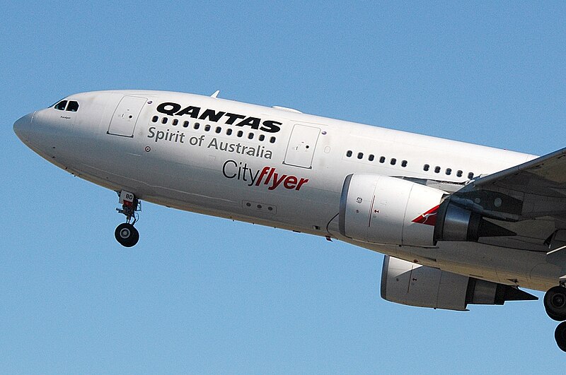 File:VH-EBD 'Traralgon' Airbus A330-201 Qantas (7281613472).jpg