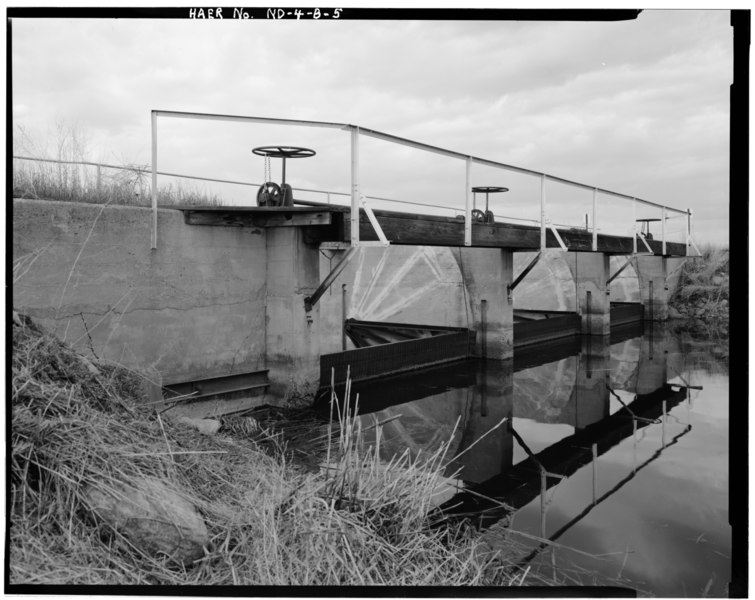 File:VIEW SHOWING DOWNSTREAM SIDE OF OUTLET WORKS, LOOKING NORTH - J. Clark Salyer National Wildlife Refuge, Dam 326, Along Lower Souris River, Kramer, Bottineau County, ND HAER ND,5-KRA.V,1-B-5.tif