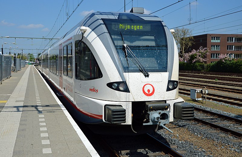 File:Veolia 351 naar Venlo-Nijmegen in Roermond (8714109755).jpg