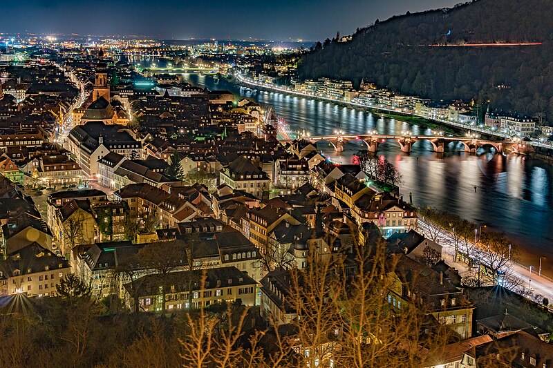 File:View from the castle park to the old town with the Heiliggeistkirche and the old bridge over the Neckar to the Philosophenweg, recognizable by the traces of a vehicle.jpg