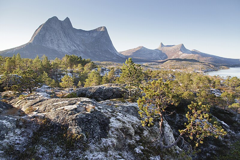 File:View towards Stortinden and Valletindan at Efjorden, Nordland, Norway in 2012 October - 2.jpg