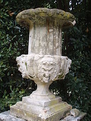 File:Villa la pietra, giardino est vaso 01.JPG - Wikimedia Commons