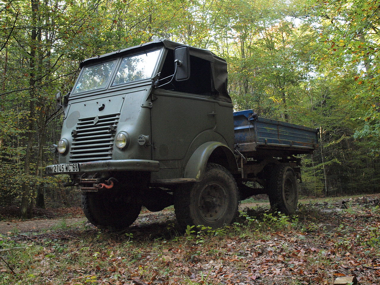 Renault 1000 kg 1280px-Vintage_military_truck_in_France