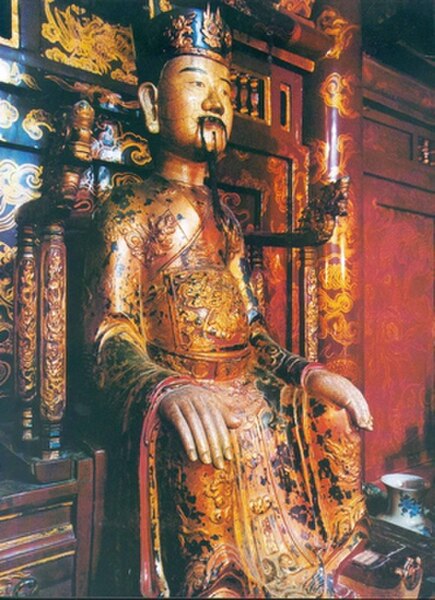 Sculpture of Đinh Bộ Lĩnh in Hoa Lư temple (c. 17th cent).