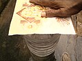 ఒక దళసరి కాగితంను అడ్డుగా ఉంచి చేతిని అడ్డం పెట్టి