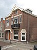 Blokvormig huis van twee bouwlagen met achterhuis