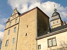 West side. Left: north wing, centre:bergfried, right: west wing Altes Haus, behind: Hausmannsturm Westseite Schloss Wolfsburg.jpg