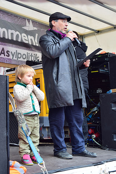 File:Wien - Demo Flüchtlinge willkommen - Hans Breuer mit Sohn Louis.jpg