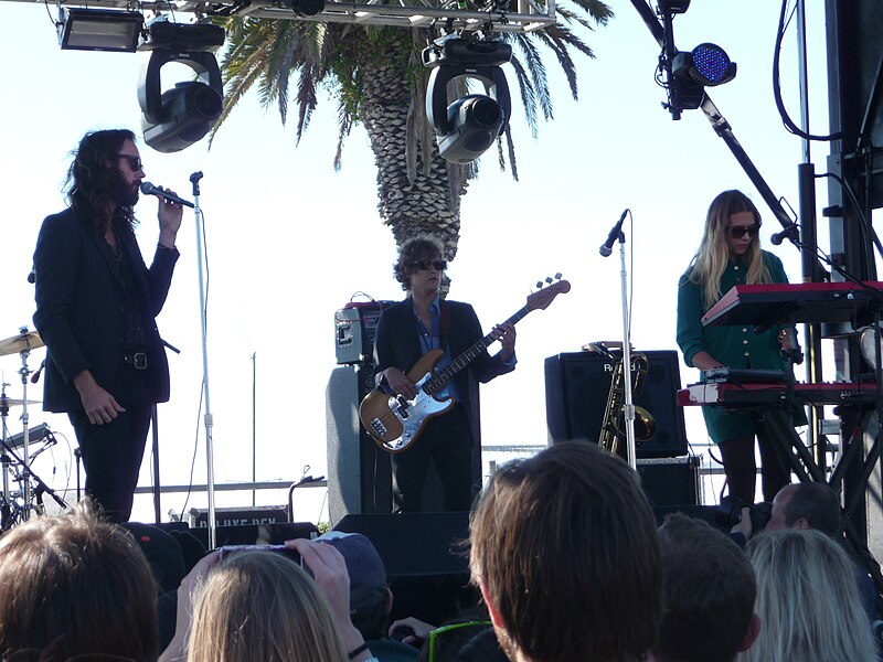 File:Wild Belle at Treasure Island Music Festival 2012.jpg