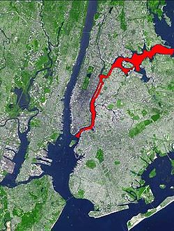 Fremheving av East River mellom Manhattan og fastlandet på den ene siden og Long Island på den andre.