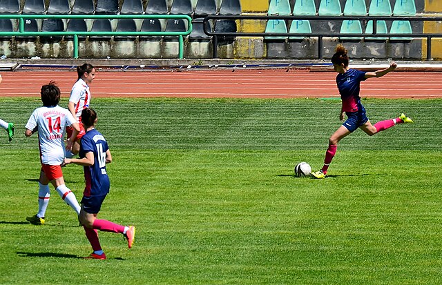 Yağmur Uraz shooting for Konak Belediyespor in the 2014–15 season.