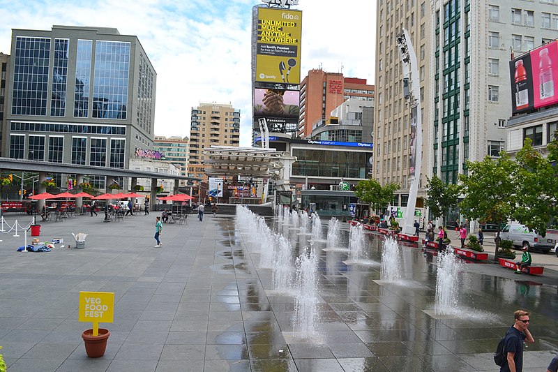 File:Yonge-Dundas Square (2) (23259753736).jpg