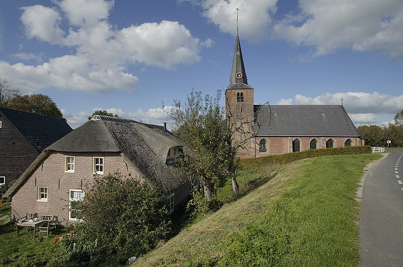 File:Zicht op Hervormde kerk langs de dijk - Wijk en Aalburg - 20387571 - RCE.jpg