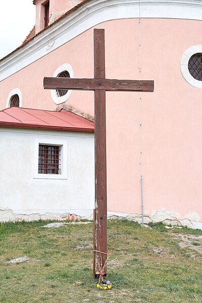 File:Znojmo-kostel-svatého-Antonína-Paduánského2019kříž.jpg