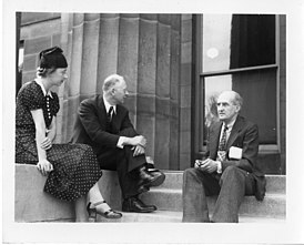 Clark Hull (Mitte) und der Psychologe James Burt Miner (1873–1943) bei einem Treffen der American Psychological Association (September 1937)