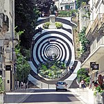Photo de l’escalier Denis-Papin à Blois (hauteur 120 marches), dont l’intégralité des contremarches a été décorée pour former une immense spirale en noir et blanc, visible depuis plusieurs kilomètres.