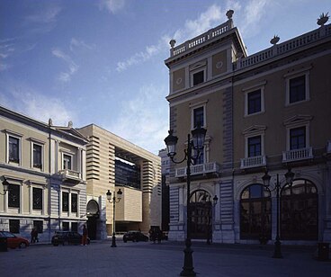Το κτηρίου διοίκησης της Εθνικής Τράπεζας της Ελλάδας γειτνιάζει με το Μέγαρο Μελά και το κεντρικό κτήριο της Εθνικής Τράπεζας