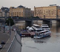 Киевская причал речных трамваев. Киевский причал Москва. Киевский вокзал причал Москва. Набережная Киевского вокзала причал. Пристань Киевская в Москве.