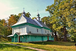 Стара церква і «Ведмежі дуби» (справа)