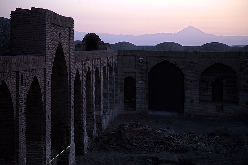 File:قله دماوند از بالای کاروانسرای دیر گچین واقع در استان قم Deir-e Gachin Caravansarai 01.jpg