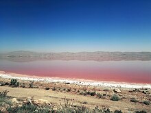 نمایی از دریاچهٔ صورتی‌رنگ مهارلو