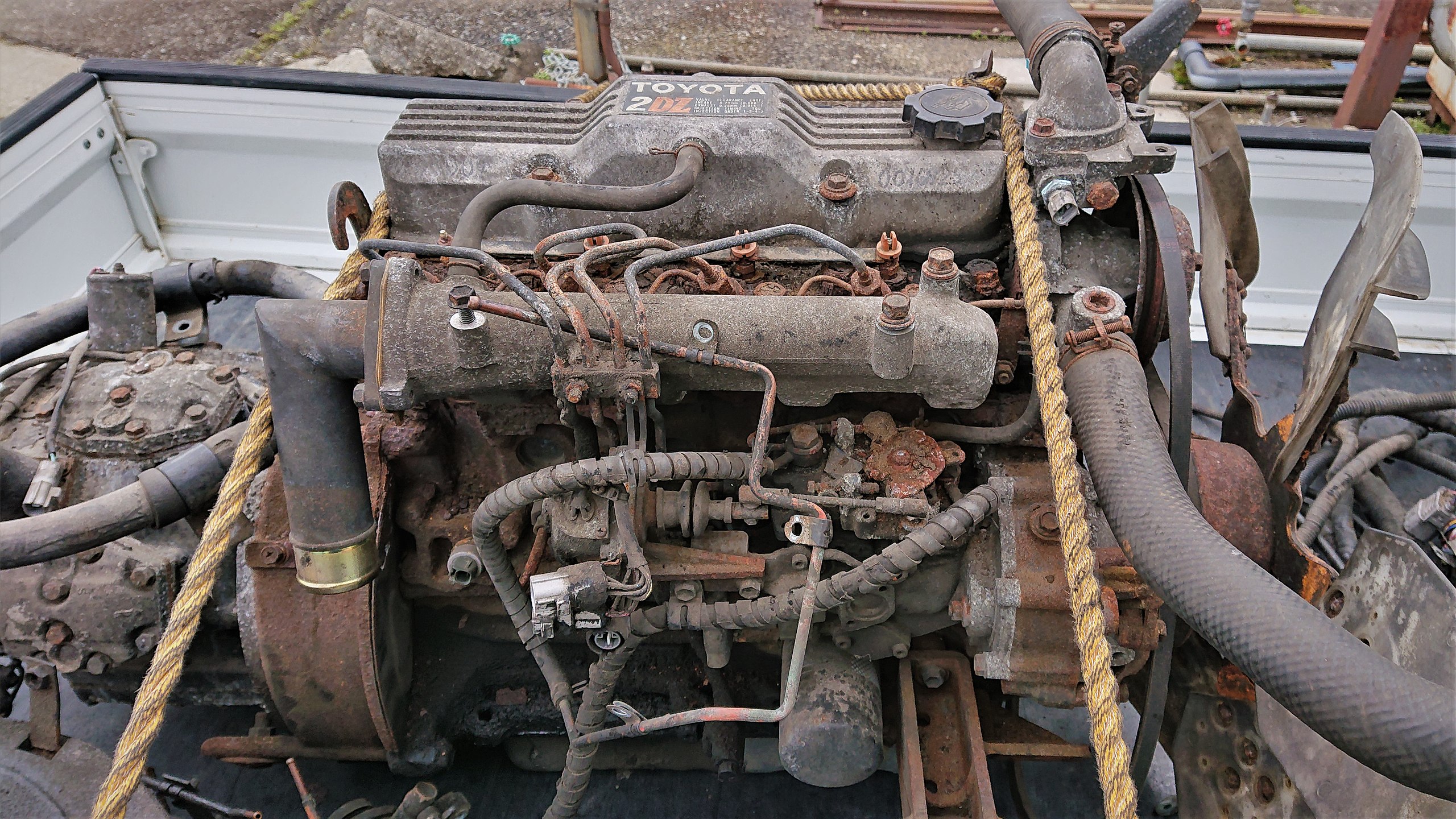 File:Toyota 2D engine.jpg - Wikimedia Commons