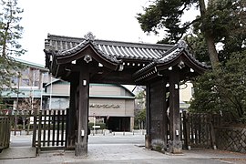 La porte Hamaguri (蛤御門, Hamagurimon?), à 100 mètres au sud de la porte Nakadachiuri.