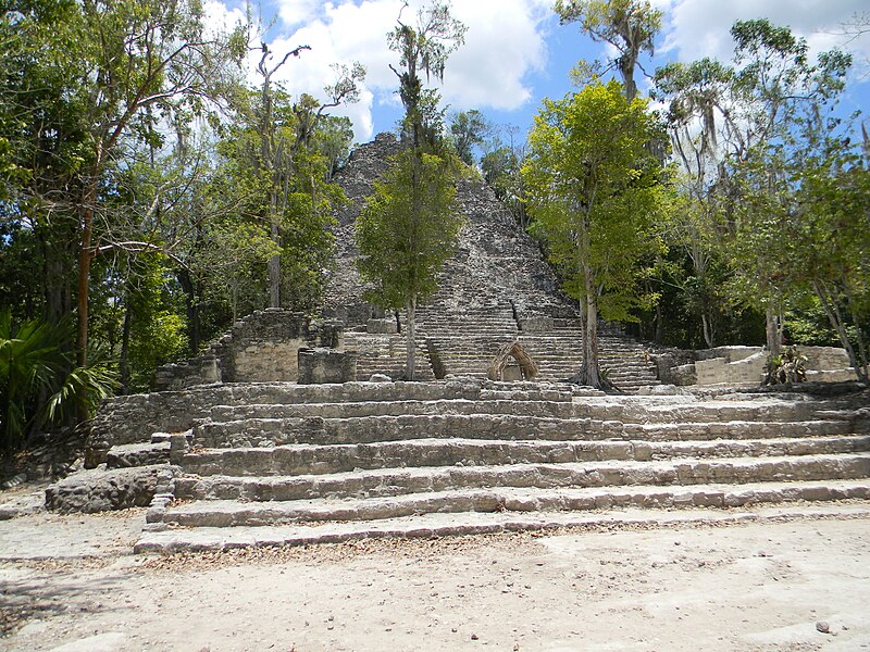 File:06Cobá - Pyramide Iglesia.jpg