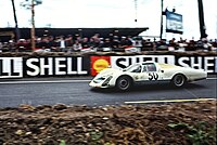 Der Porsche 906 Langheck von Jo Siffert und Colin Davis beim 24-Stunden-Rennen von Le Mans 1966