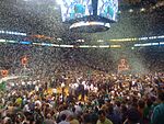 Le parquet des Celtics de Boston est envahi par les spectateurs après l'ultime victoire.